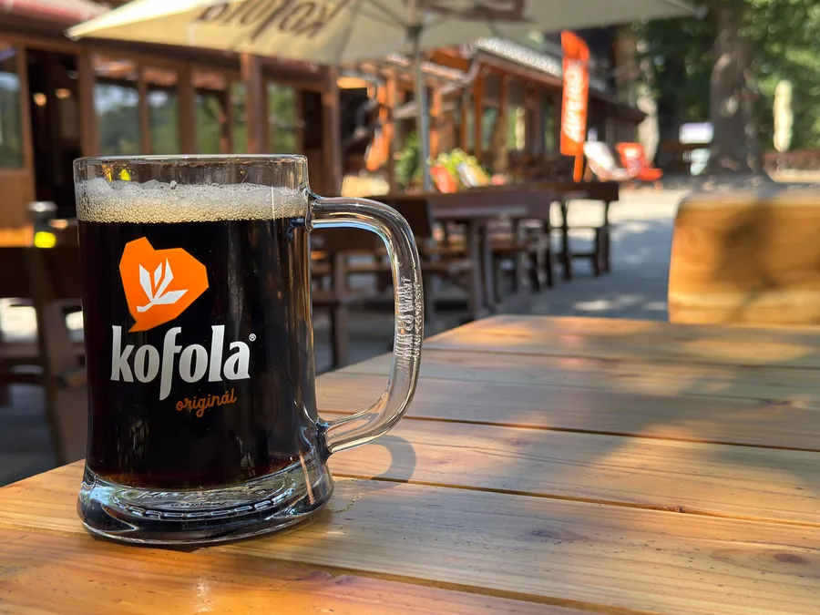 Čapovaná Kofola v pohári na terase Baru u Blaškov na Počúvadle