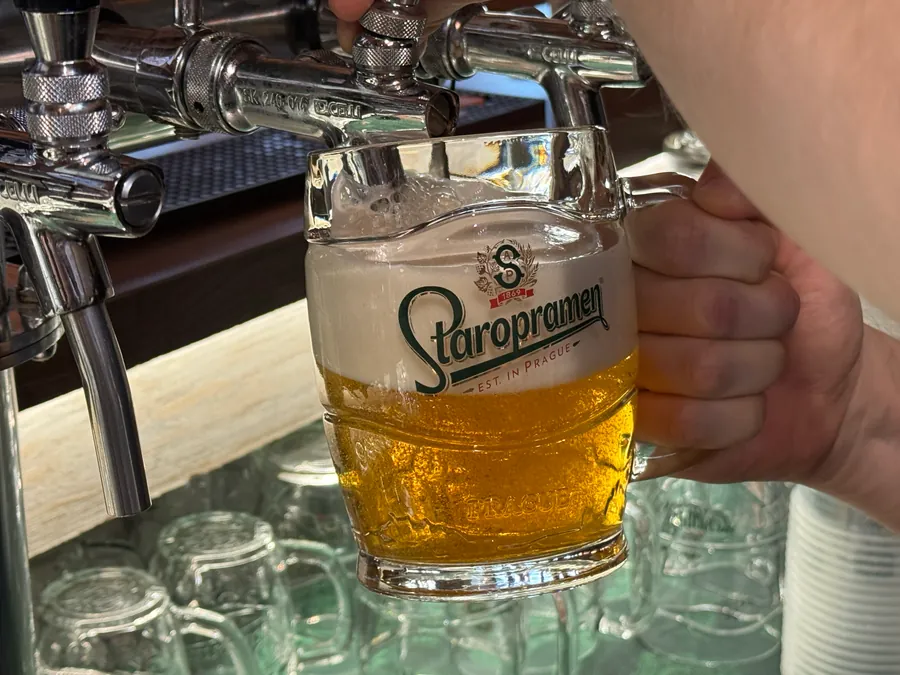 Čapovanie piva Staropramen do pohára v Bare u Blaškov na Počúvadle