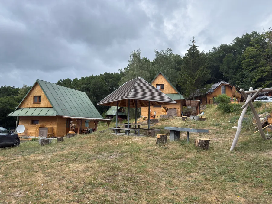 Drevené chaty a apartmány u Blaškov na Počúvadle s drevorezbou jeleňa
