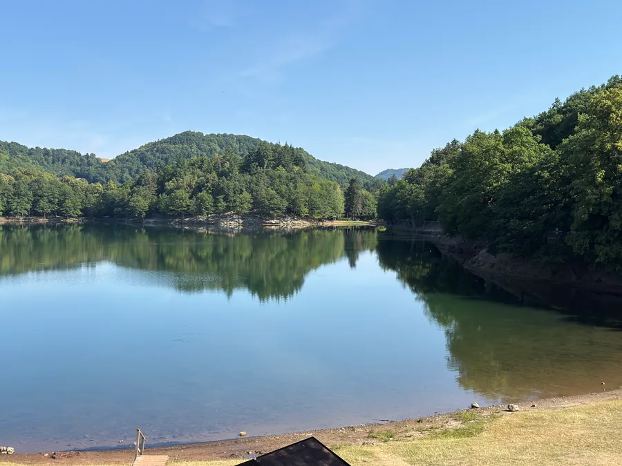 Zalesnené kopce Štiavnických vrchov nad Počúvadlianskym jazerom v smere na Sitno